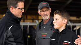 Ein Teil der Familie
Seit Generationen prägt Landtechnik von CLAAS die tägliche Arbeit auf Feldern und Äckern und in Wäldern. Wir sind stolz darauf, CLAAS unseren Mutterkonzern nennen zu dürfen und seit 2012 Teil dieser starken Firmenfamilie zu sein. Lernen Sie einen globalen Player kennen, der wie kaum ein anderer für Nähe und Beständigkeit steht.
Mehr -
